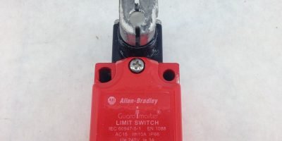 ALLEN-BRADLEY GUARD MASTER LIMIT SWITCH IEC 60947-5-1 (F35) 1