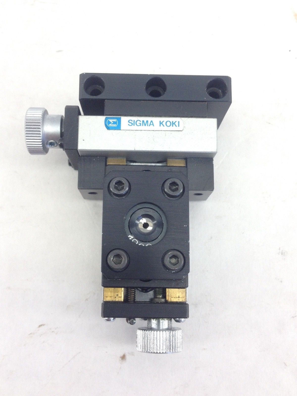 SIGMA KOKI 2-AXIS MANUAL ADJUST TRANSITION STAGE, 7800 PINHOLE APERTURE (A730) 1