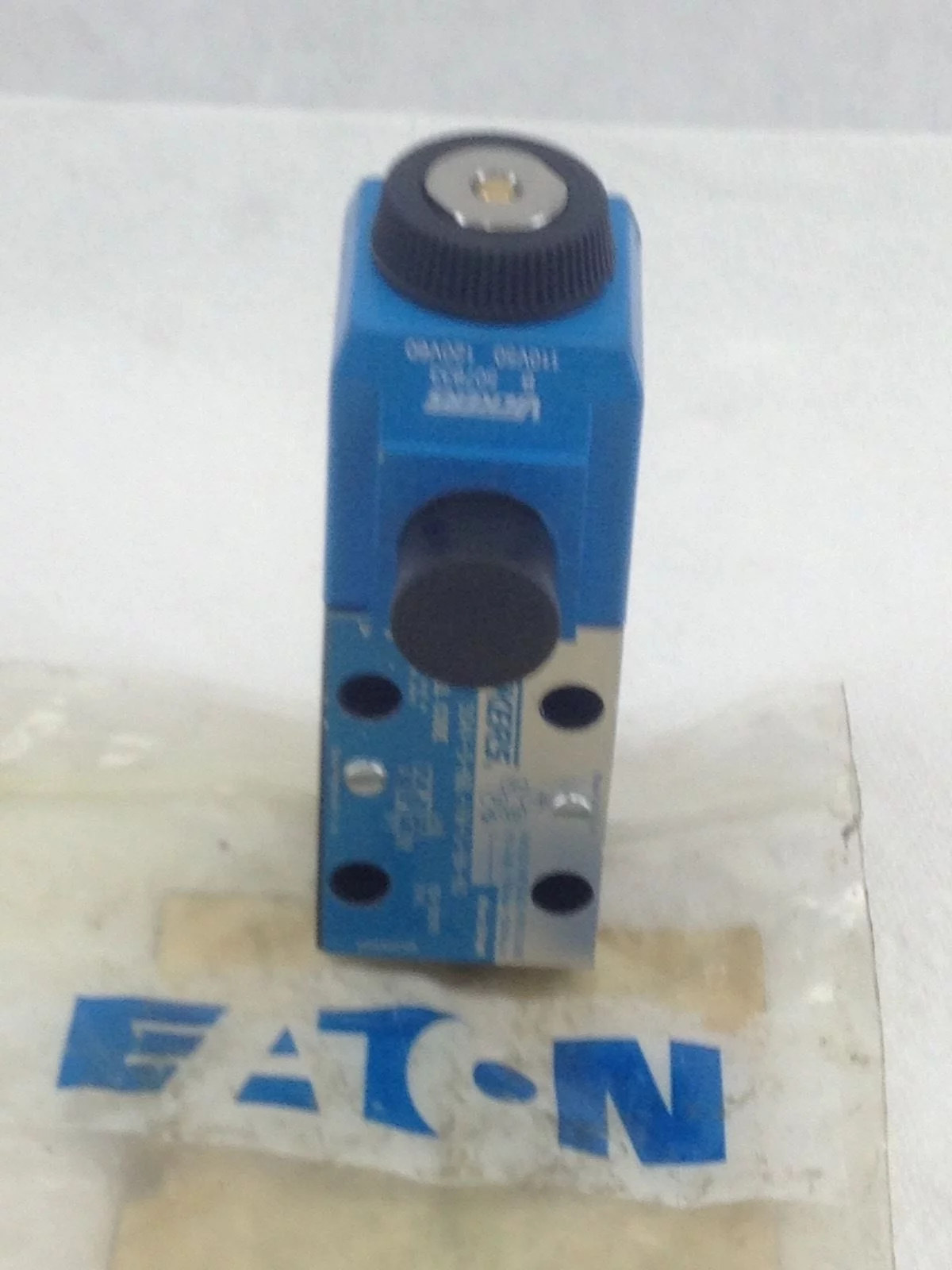 NEW! VICKERS EATON HYD DG4V-3-8BL-VM-U-B6-60 SOLENOID VALVE FAST SHIP!!!(H179) 1