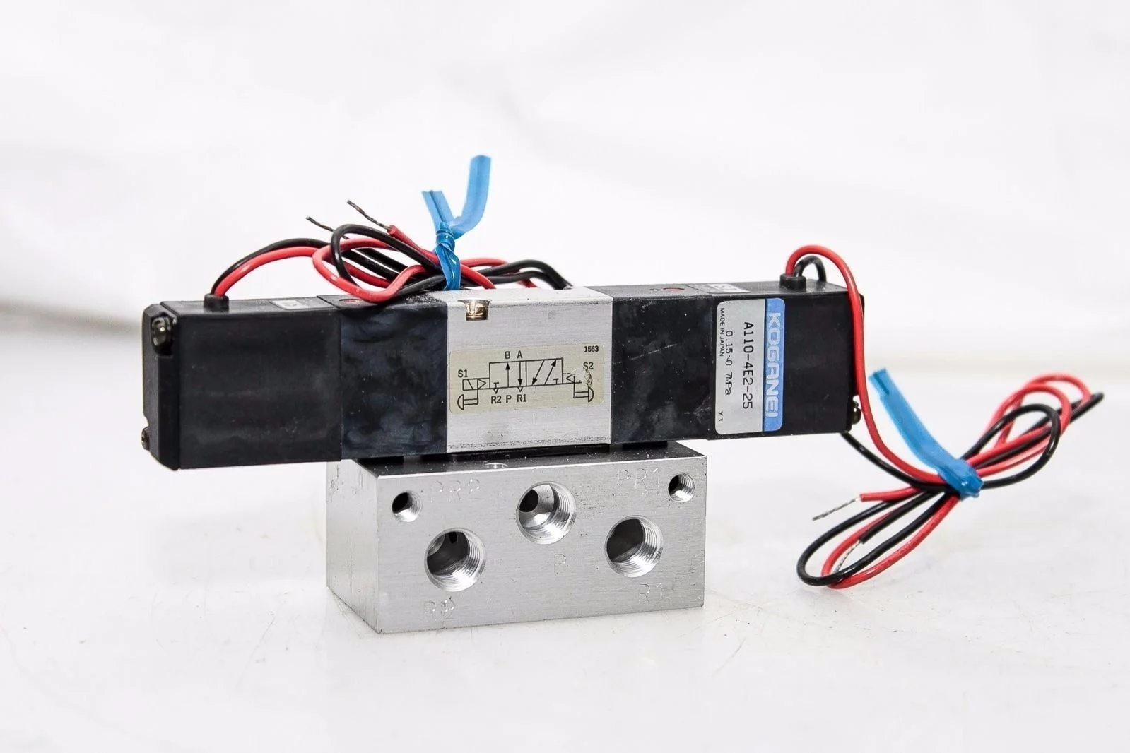 KOGANEI A110-4E2-25 24VDC 5 PORT DOUBLE SOLENOID VALVE WITH SUB BASE! NEW! (F17) 1