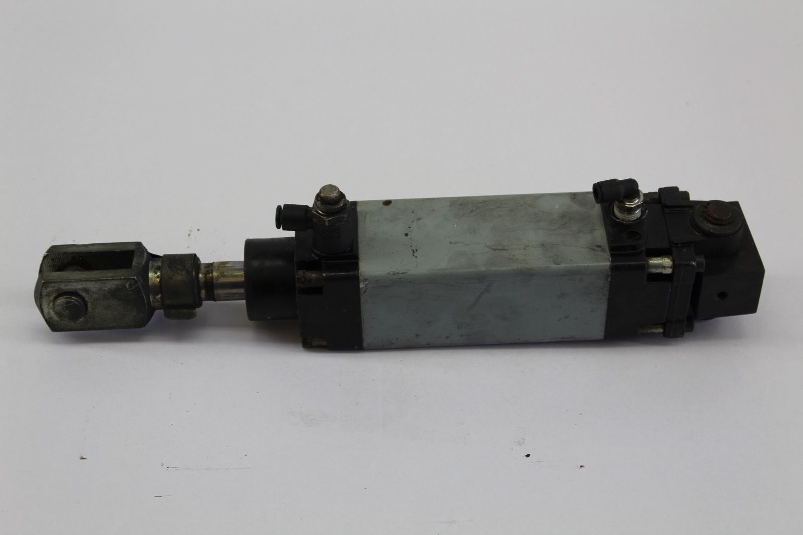 Pneumatic Cylinder *used* (B241) 1