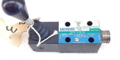 NEW VICKERS DG17V-3-0N-60 HYDRAULIC DIRECTIONAL CONTROL VALVE (A196) 1